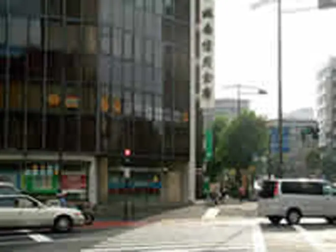 信号を渡らずに左に曲がります。