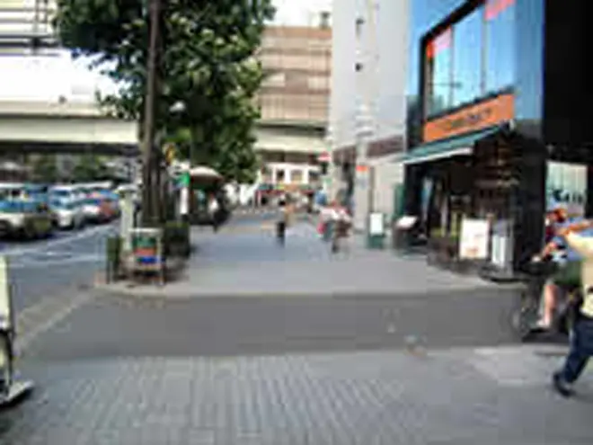 出たらそのまま直進し、首都高速の下を通過します。