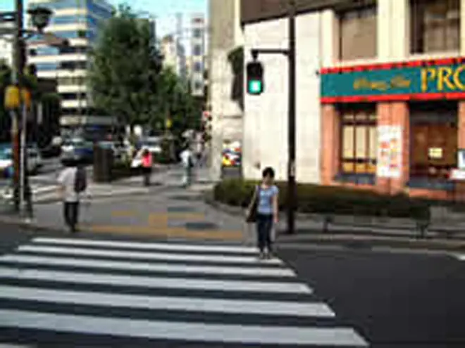 右前方に「プロント」がある信号を渡り、道なりに直進します。