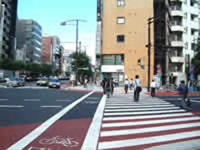 「専大前交差点」の信号をそのまま渡ったら、右に曲がります。