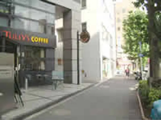 すぐ左側に「タリーズコーヒー」が見えてきます。その隣のビル2階が当院です。