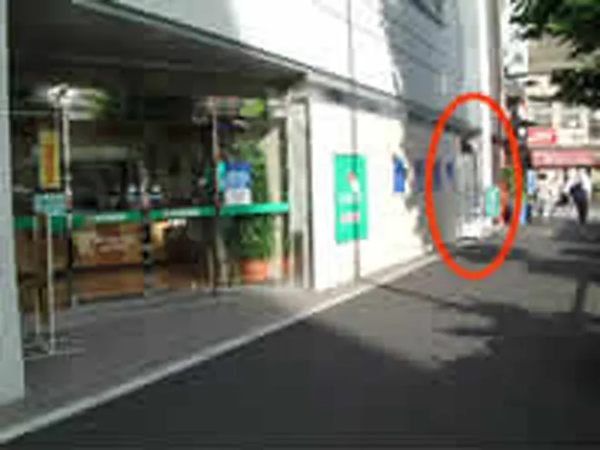 赤丸の部分がビルの入り口です。