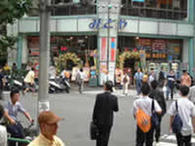 目の前の道を左に曲がり、その後はひたすら直進します。