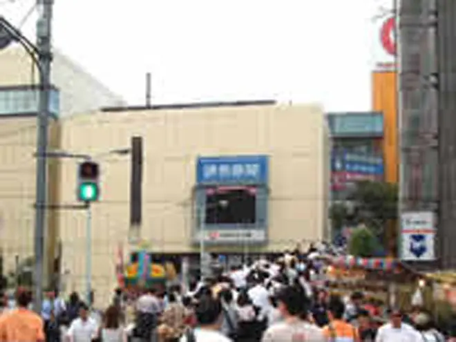 「東京ドームシティ」の黄色いビルを背にする形で進みます。